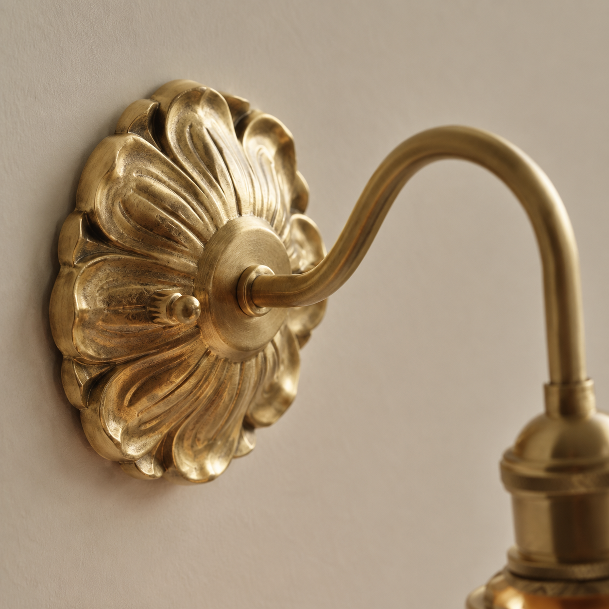 Floretta Wall Light | Ribbed Ceramic Brass Sconce