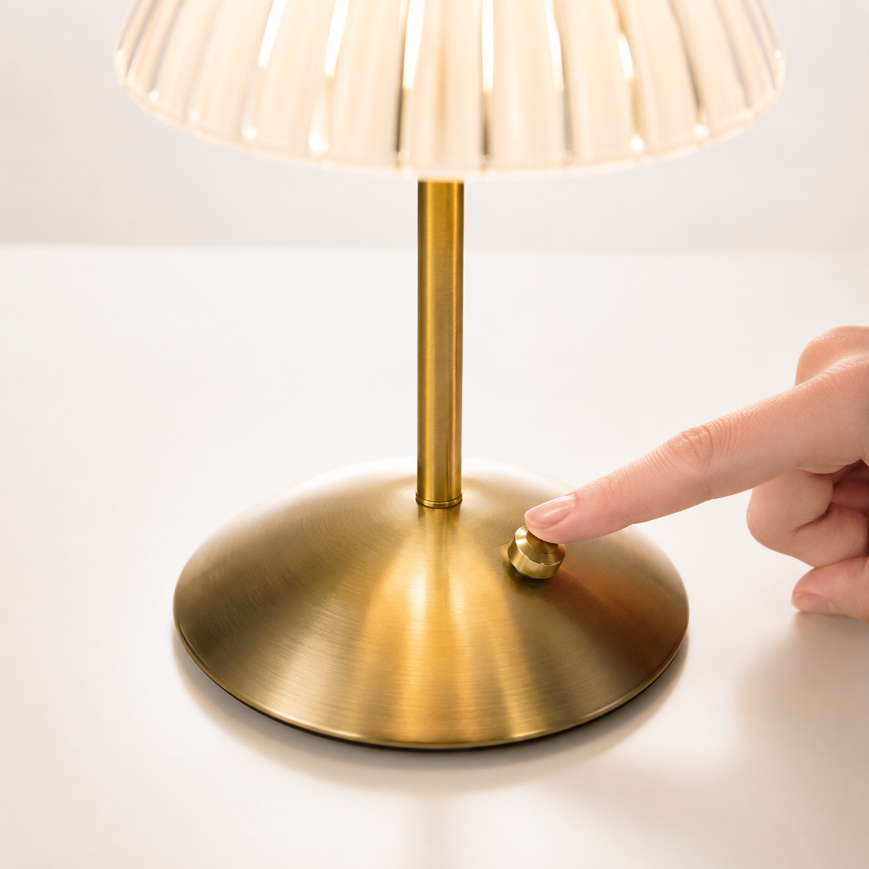 Aurelia Table Lamp | Cordless Dimmable Crystal Light